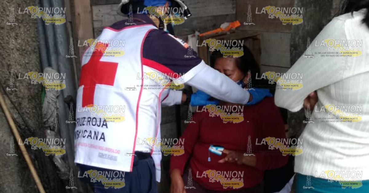 Intenta rebasar y choca con un taxi