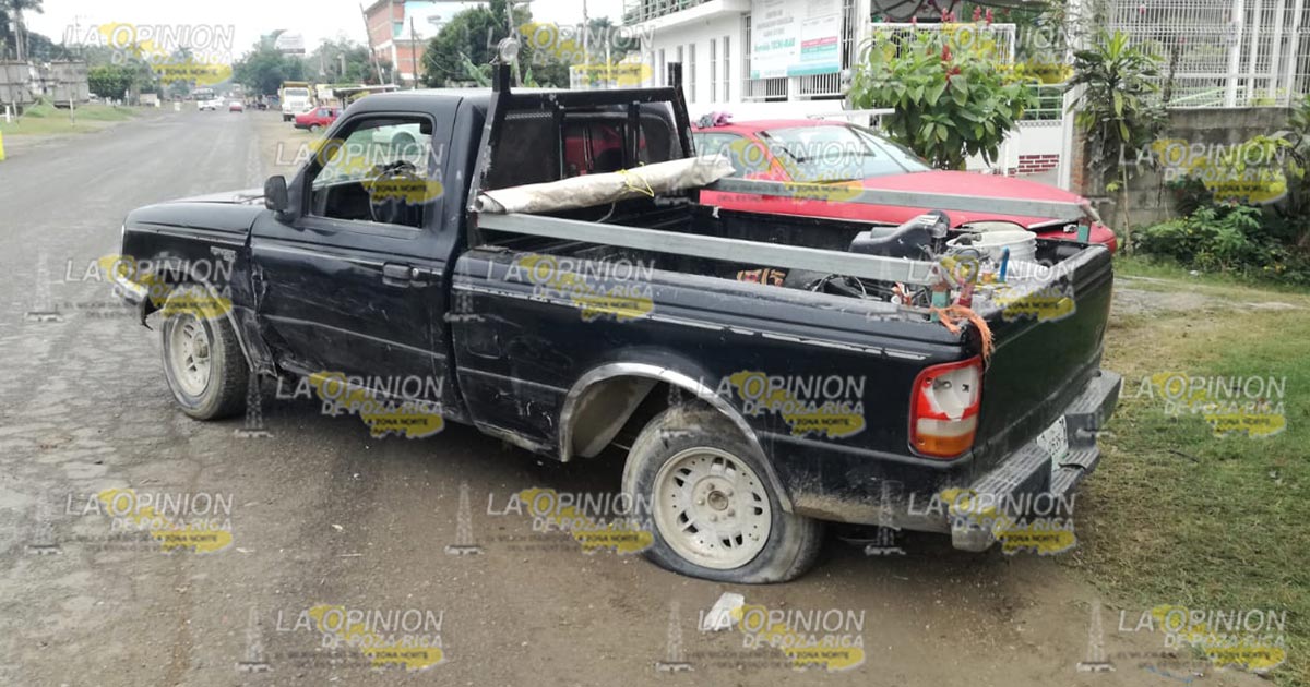 Intenta rebasar y choca con un taxi
