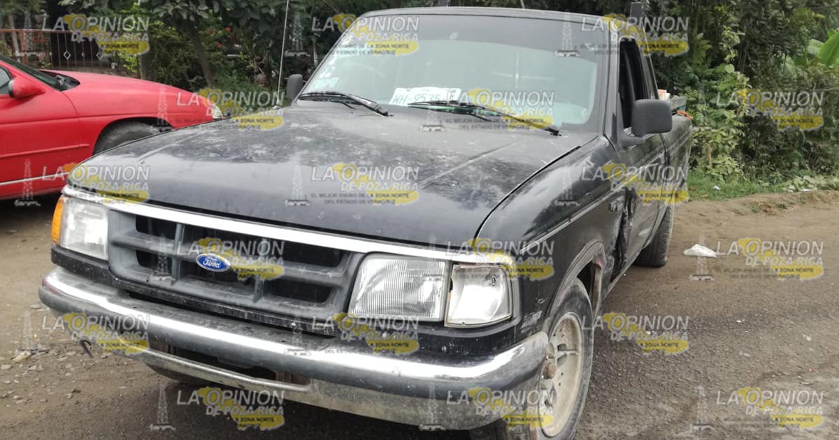 Intenta rebasar y choca con un taxi