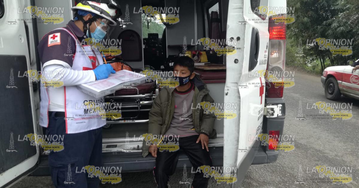 Intenta rebasar y choca con un taxi