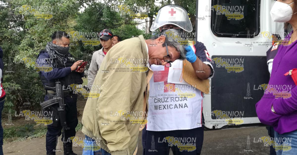 Intenta rebasar y choca con un taxi