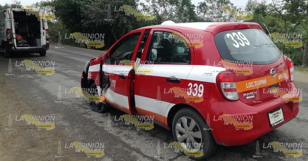 Intenta rebasar y choca con un taxi