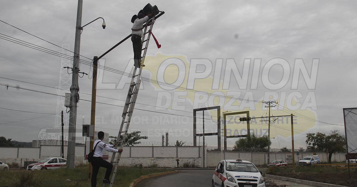 Inundan de semáforos, boyas y topes la ciudad