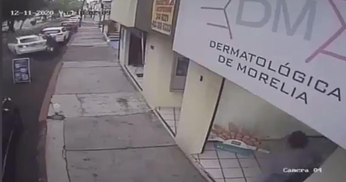 Automovilista arrolla a asaltantes (Video)