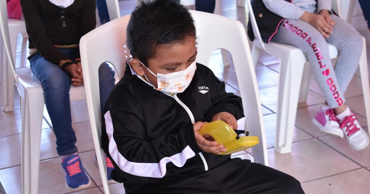 Más niños requieren el apoyo gratuito de lentes