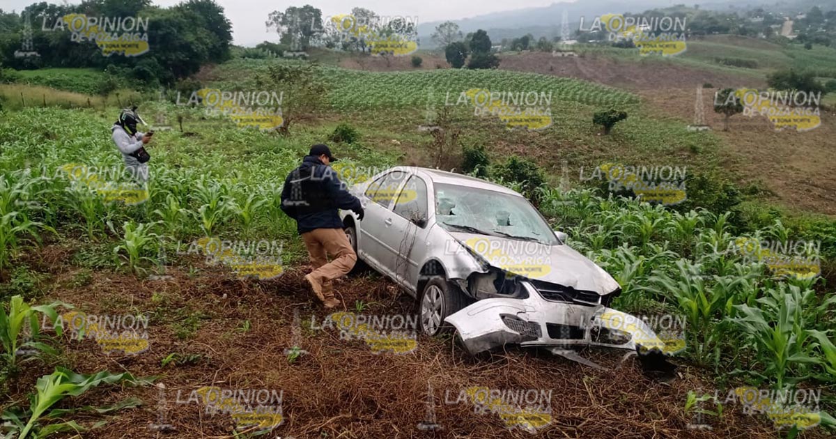 Mecánico se sale del camino con el Jetta que conducía