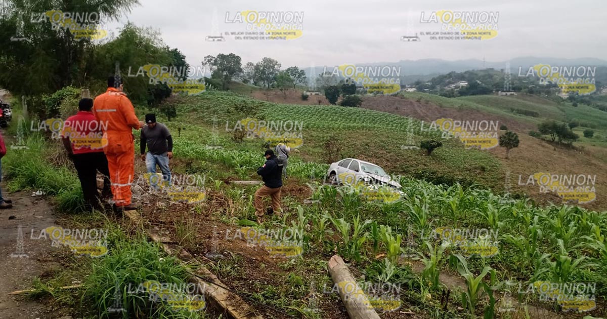 Mecánico se sale del camino con el Jetta que conducía