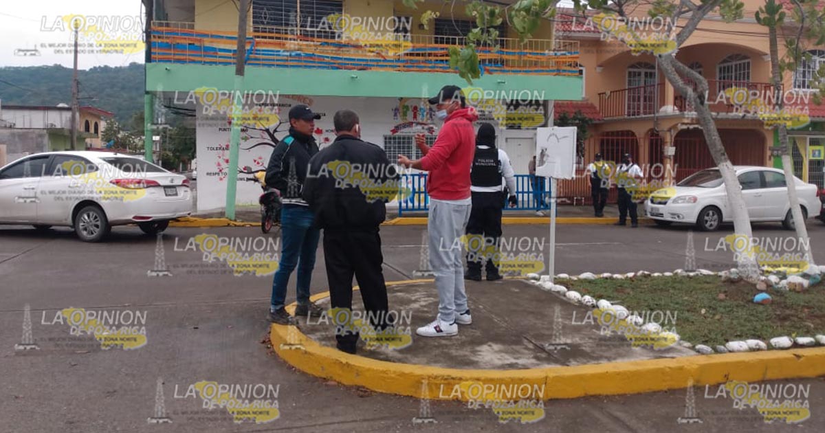 Motociclista se estampa contra un auto en la Tepeyac