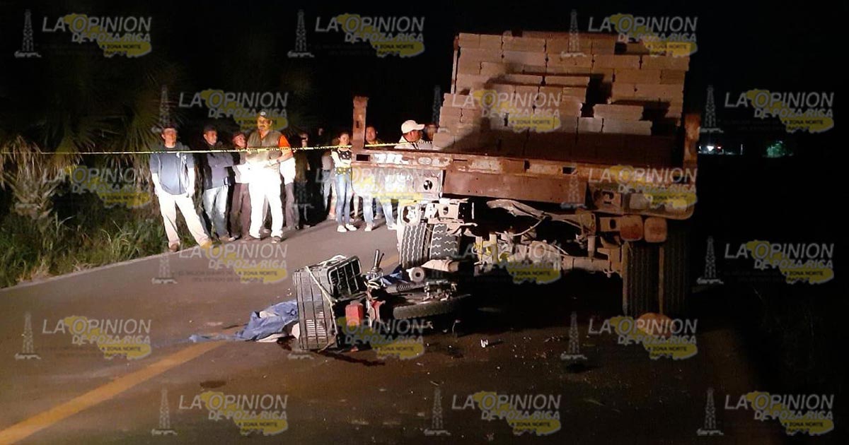 Muere motociclista al chocar contra una camioneta