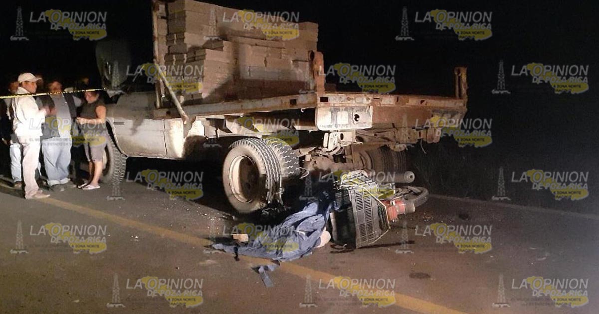 Muere motociclista al chocar contra una camioneta