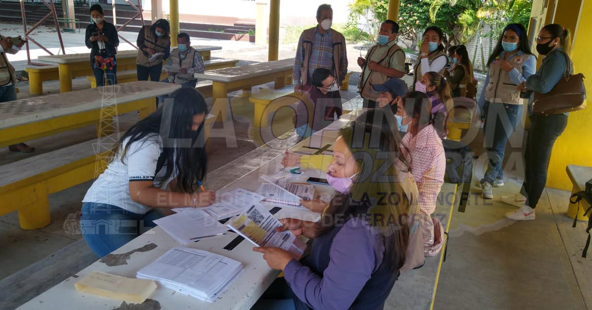 Pagan becas a estudiante de nivel media superior