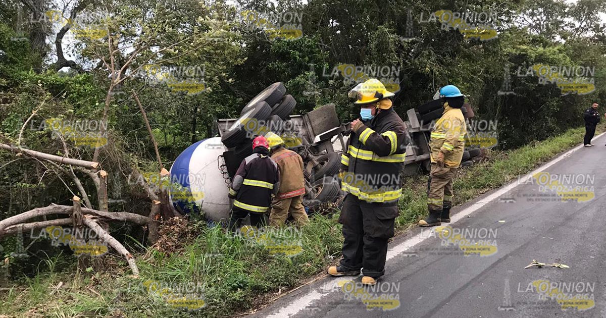 Pipa doble remolque al barranco en Martínez de la Torre