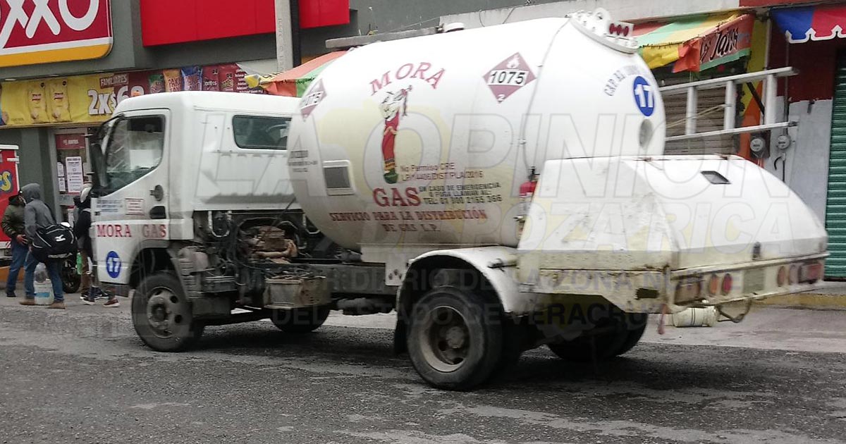 Siguen cargando cilindros desde las pipas