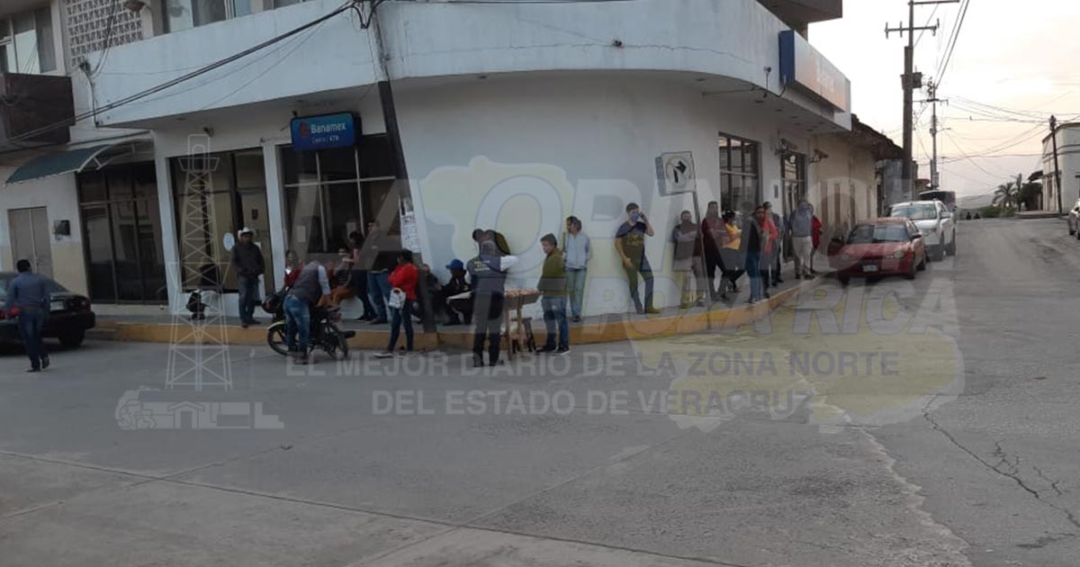 Ponen en riesgo la salud al hacer tramite bancario