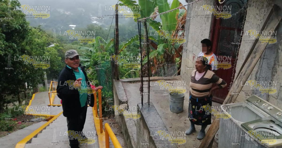 Poste peligroso, a punto de caer sobre una casa