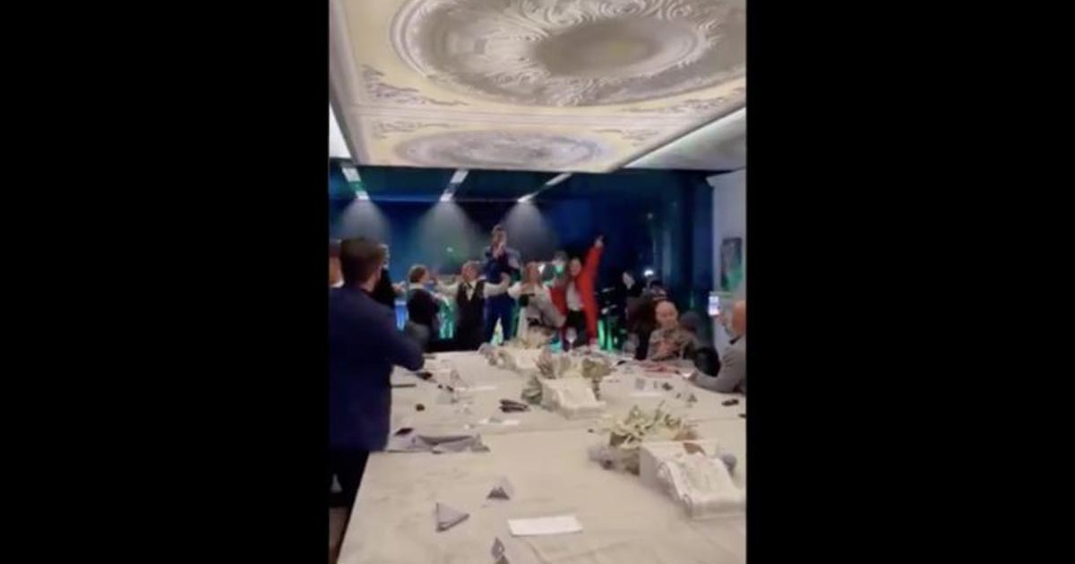 Mientras autoridades piden evitar fiestas, Ricardo Salinas presume cena de fin de año