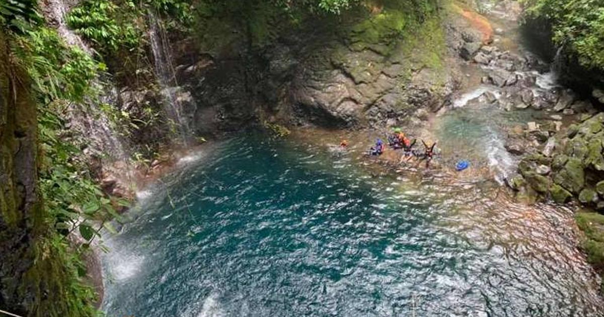 Mueren cuatro excursionistas tras ser arrasados por el río Oro, Veracruz