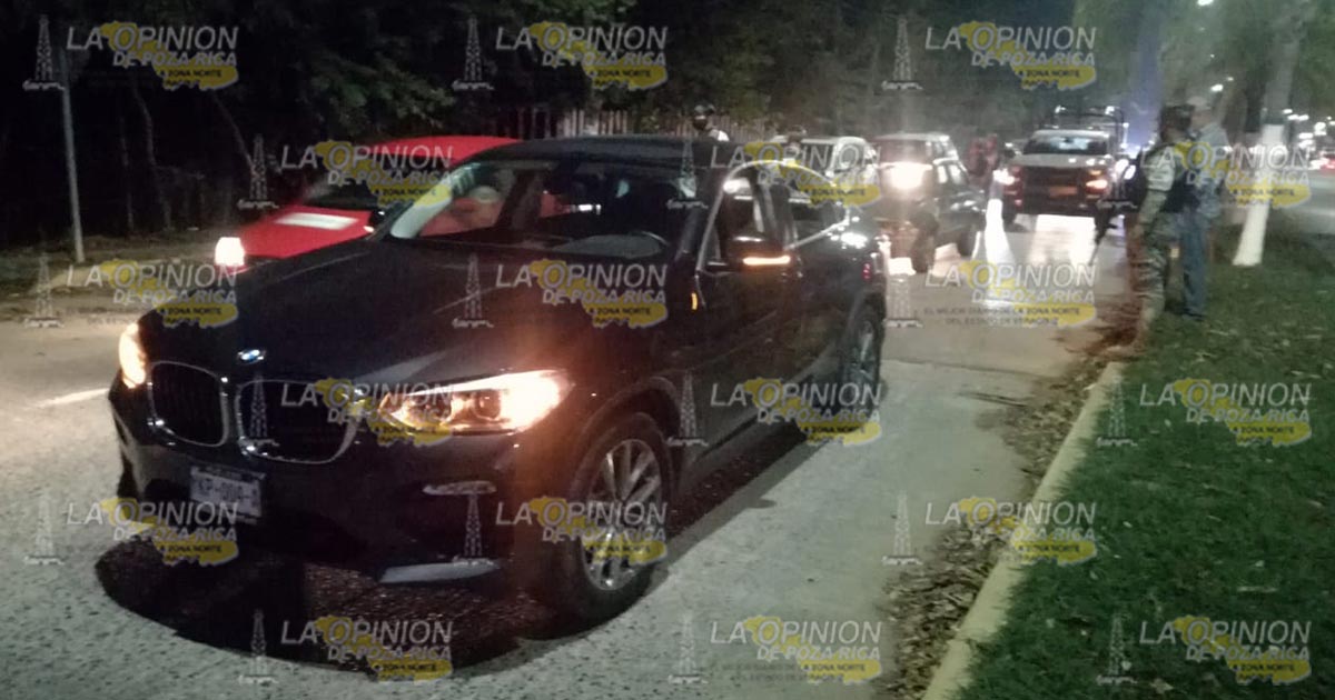 Se impacta con una camioneta de lujo