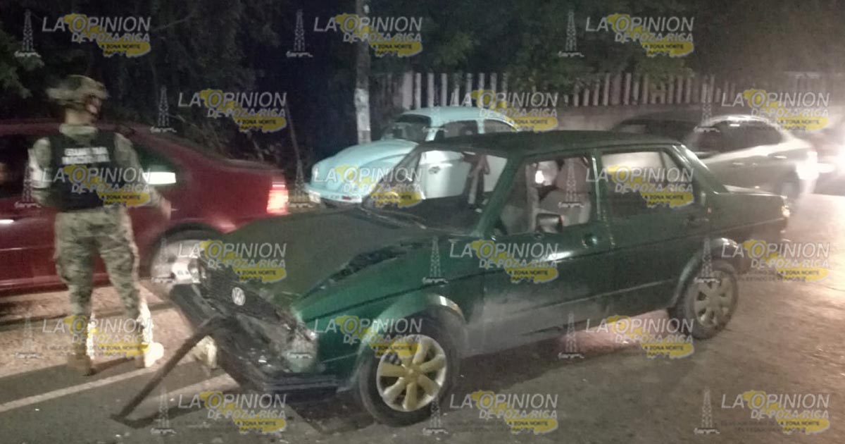 Se impacta con una camioneta de lujo