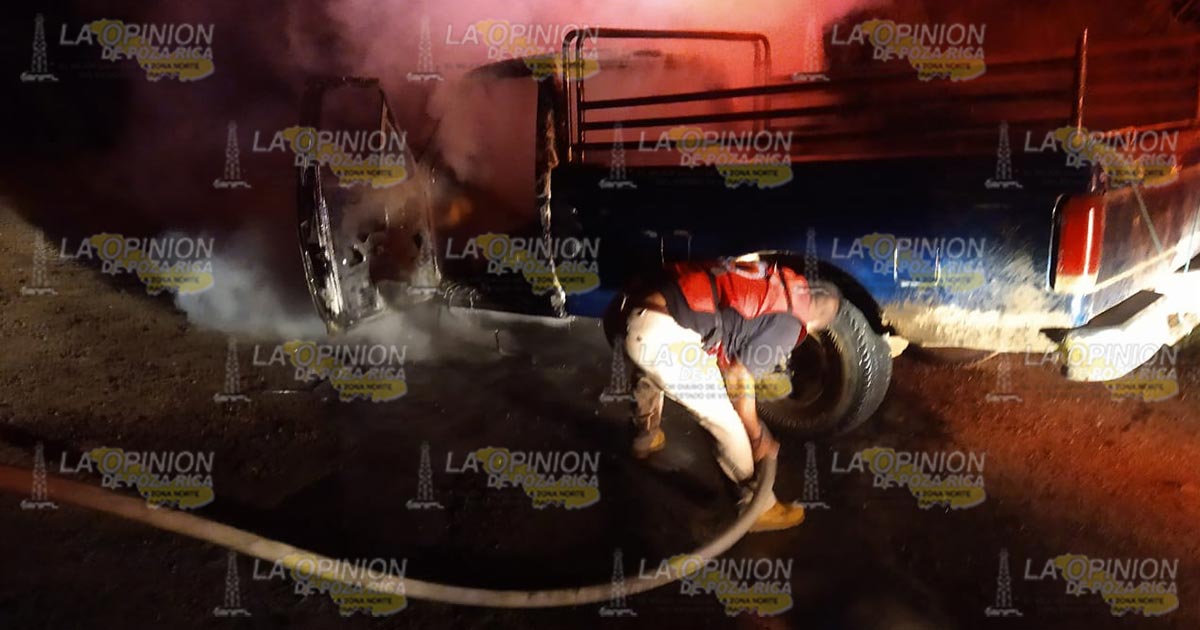 Se incendia camioneta en camino vecinal de Cerro Azul