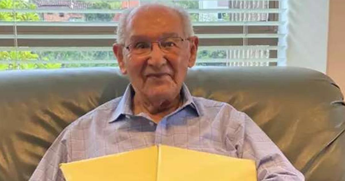 Hombre de 104 años termina su tesis doctoral y da respuesta a enigma matemático