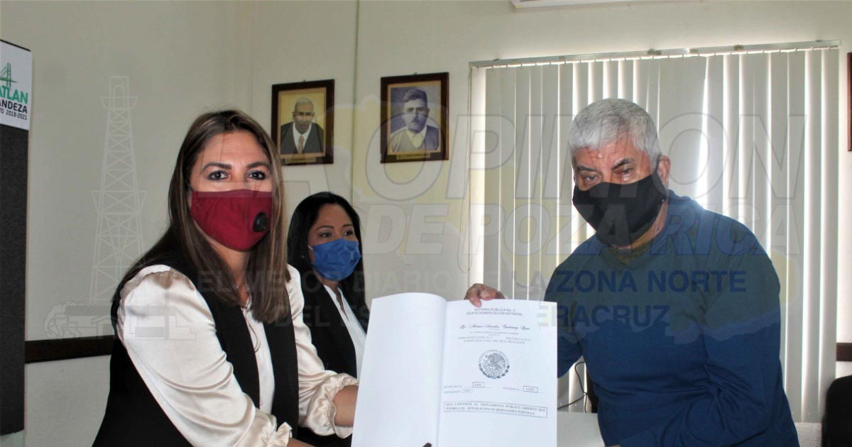 Entrega alcalde de Naranjos 19 testamentos gratuitos