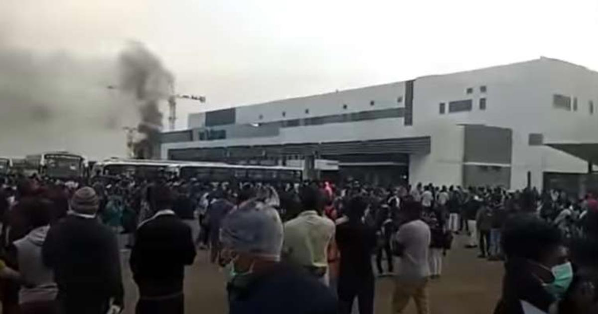 Trabajadores saquean fábrica de iPhone al no recibir su pago (Video)