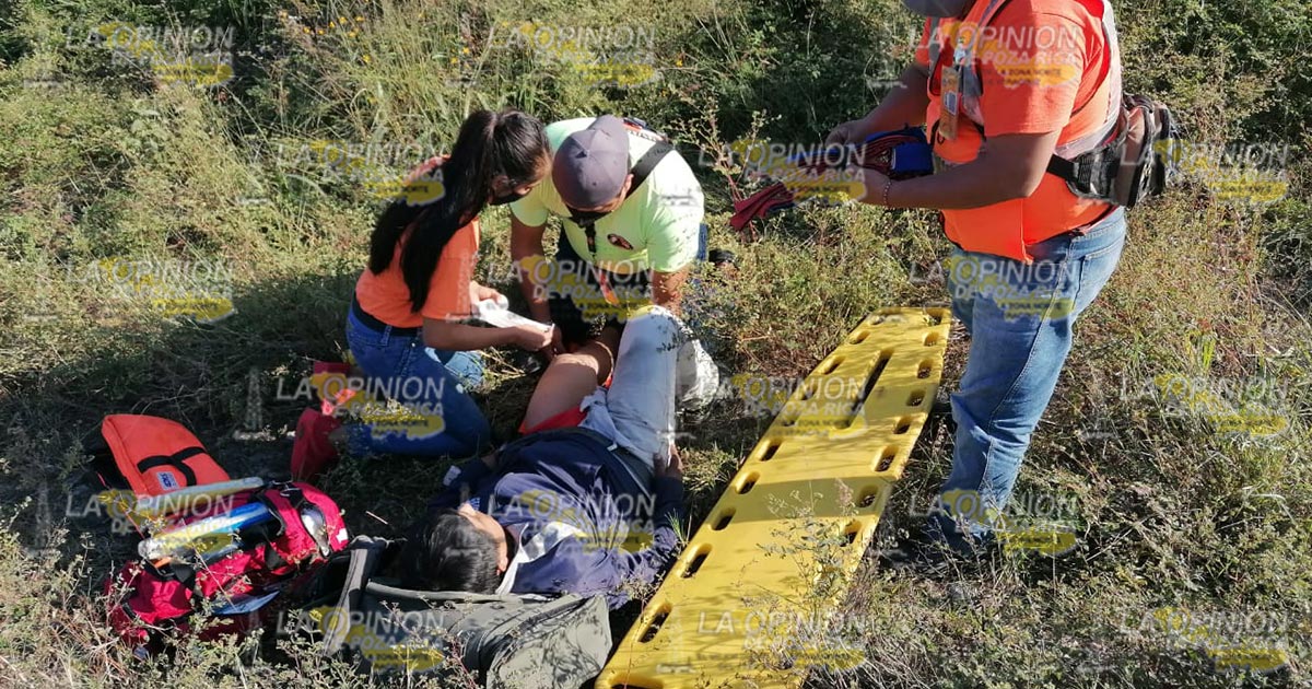 Tráiler saca de la carretera a motociclista