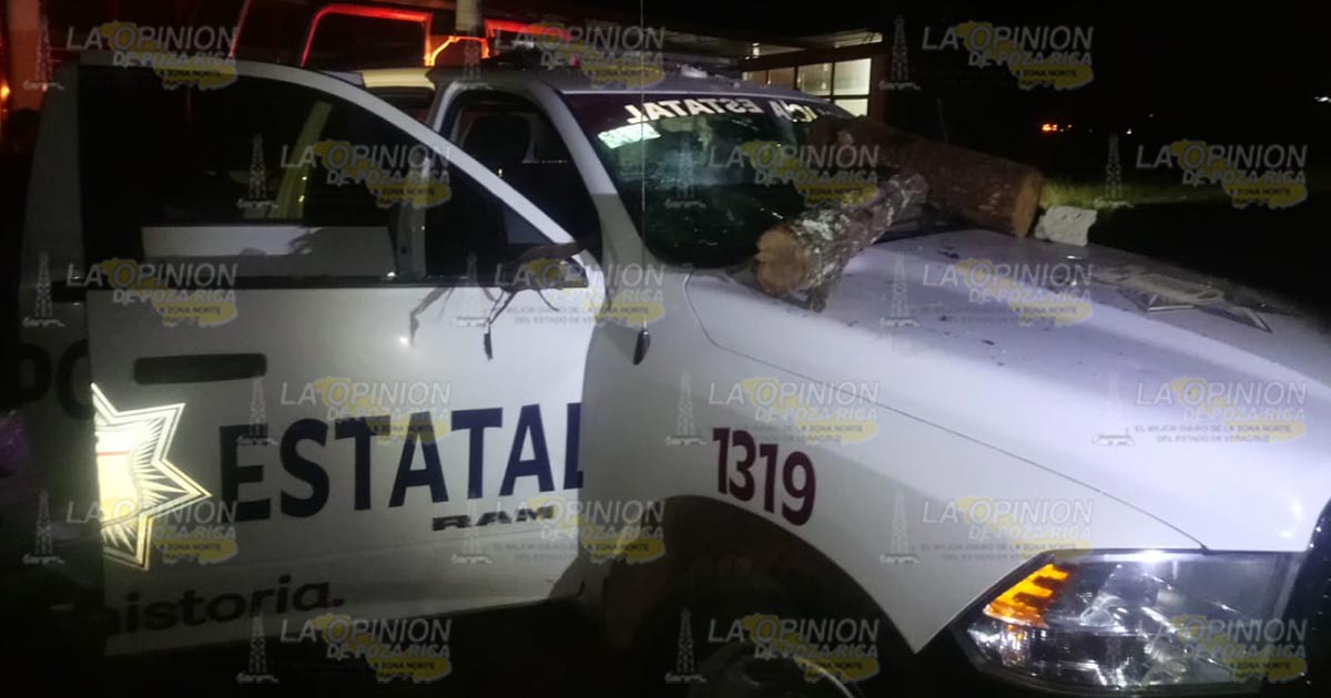 Turba enardecida ataca a policías del estado