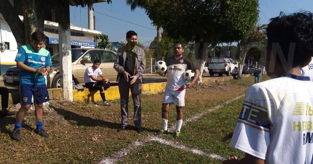 Comprometidos con el deporte, se entrega uniformes y balones en colonia Esperanza y San Rafael Calería