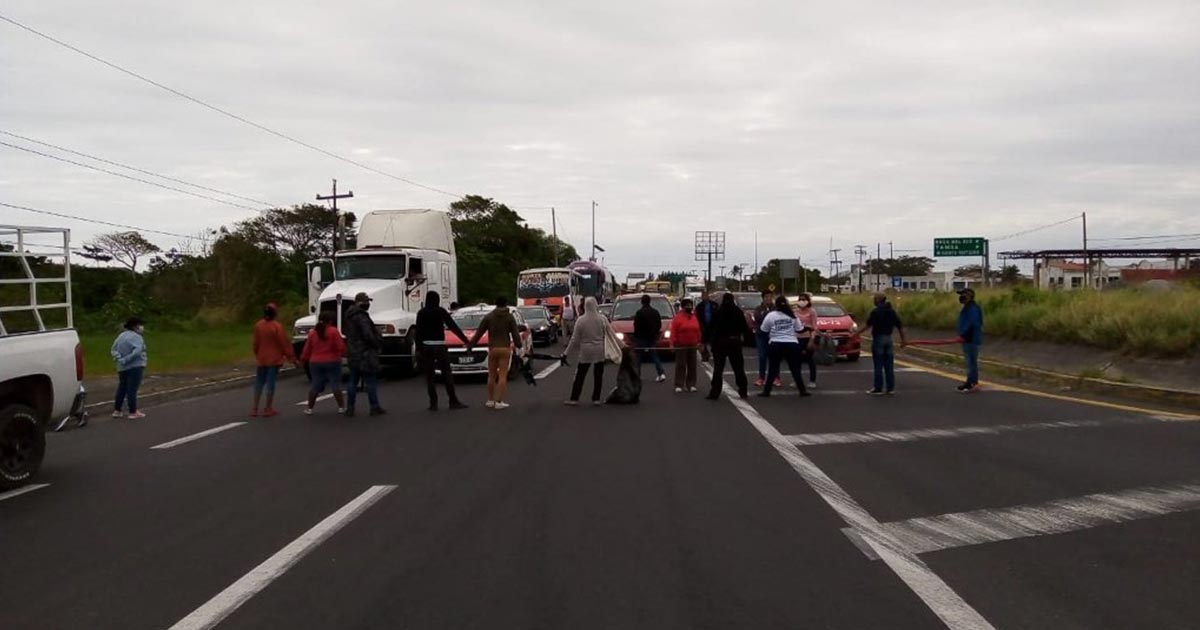 Bloquean autodefensas la autopista Veracruz-La Antigua