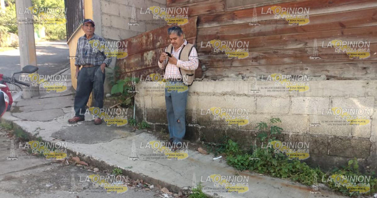 Vocho se queda sin frenos en bajar de una pendiente