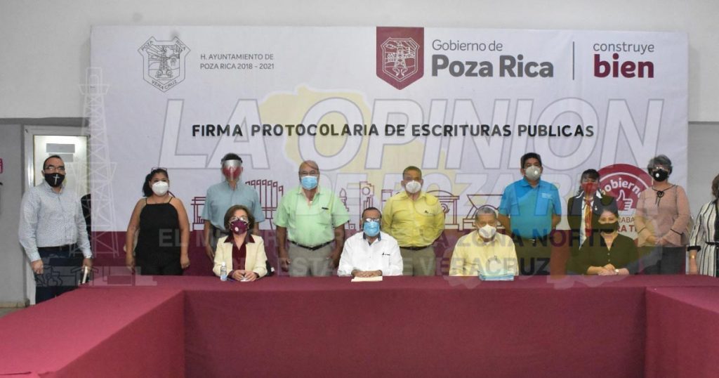 Resuelve Gobierno de Poza Rica añeja demanda de escrituración de 9 escuelas