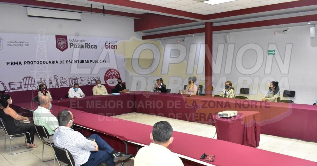 Resuelve Gobierno de Poza Rica añeja demanda de escrituración de 9 escuelas