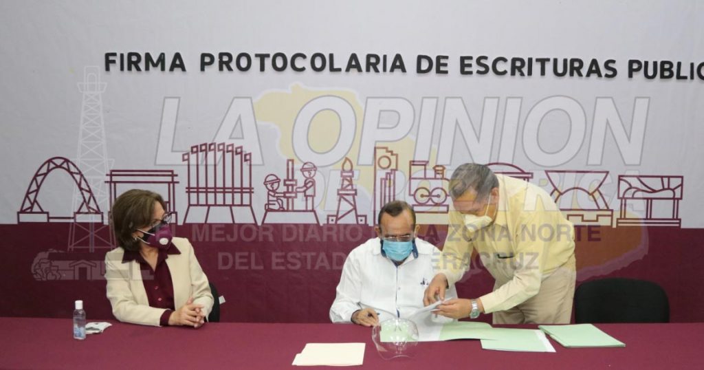 Resuelve Gobierno de Poza Rica añeja demanda de escrituración de 9 escuelas