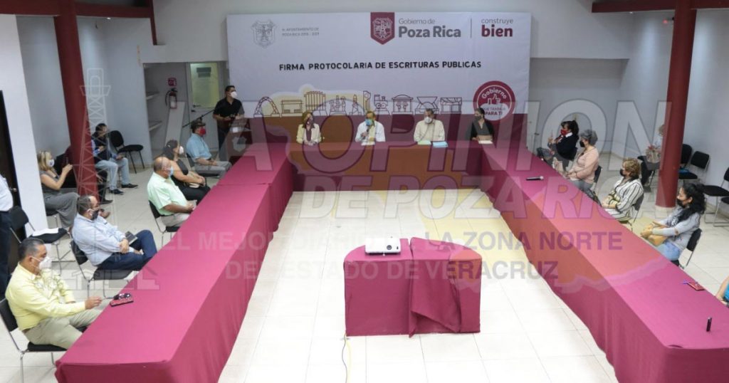 Resuelve Gobierno de Poza Rica añeja demanda de escrituración de 9 escuelas