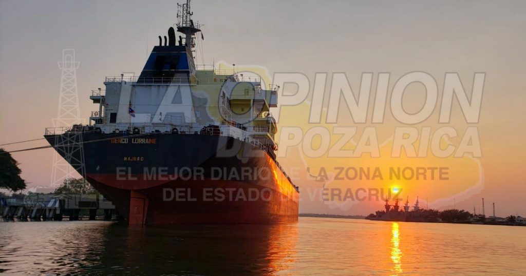 Reporte de incendio en un buque granelero