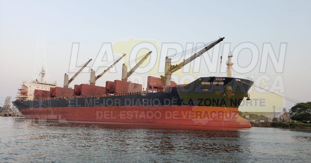 Reporte de incendio en un buque granelero