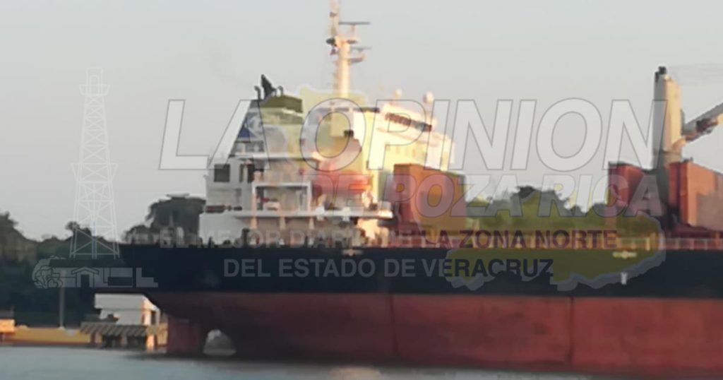 Reporte de incendio en un buque granelero