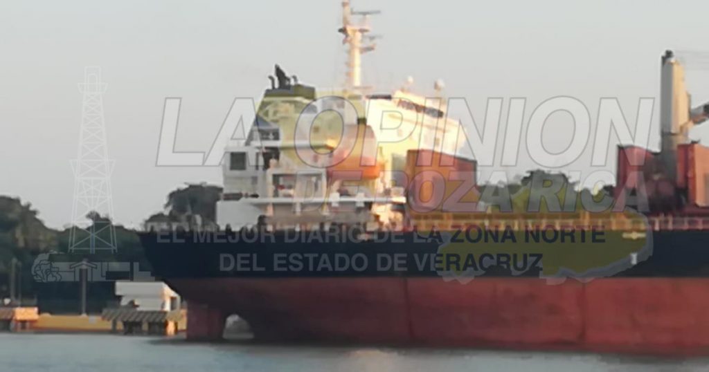 Reporte de incendio en un buque granelero