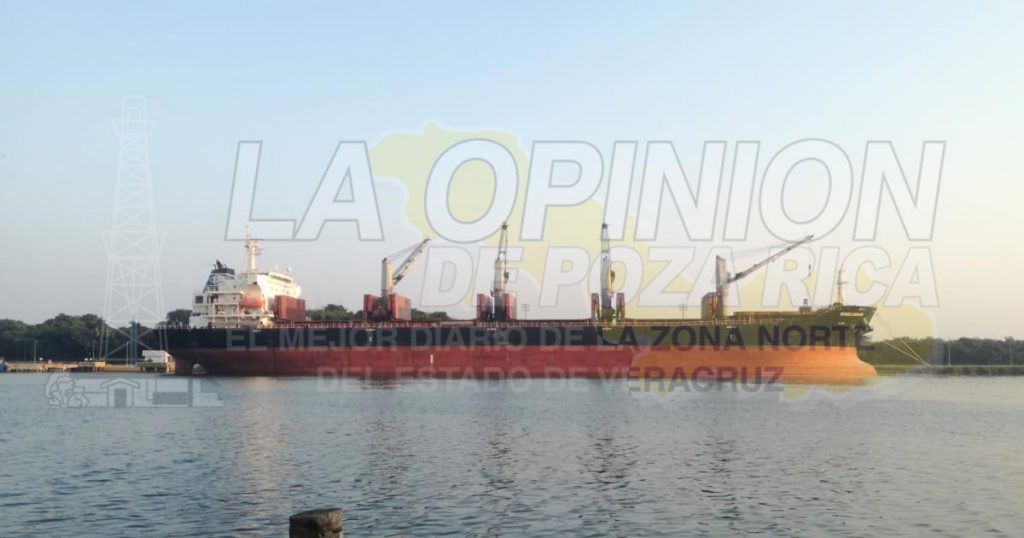 Reporte de incendio en un buque granelero