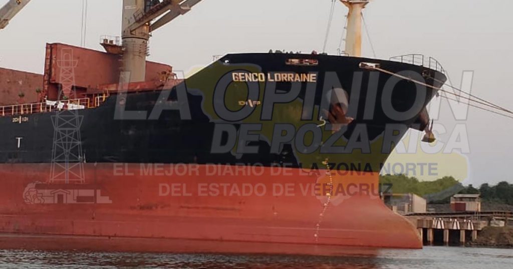 Reporte de incendio en un buque granelero