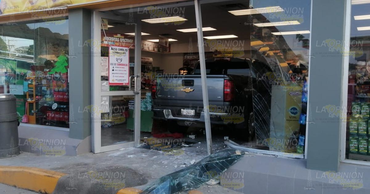 Se mete con todo y camioneta a un Oxxo, en Tihuatlán