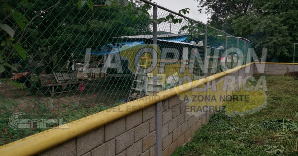 Más escuelas equipadas con mobiliario