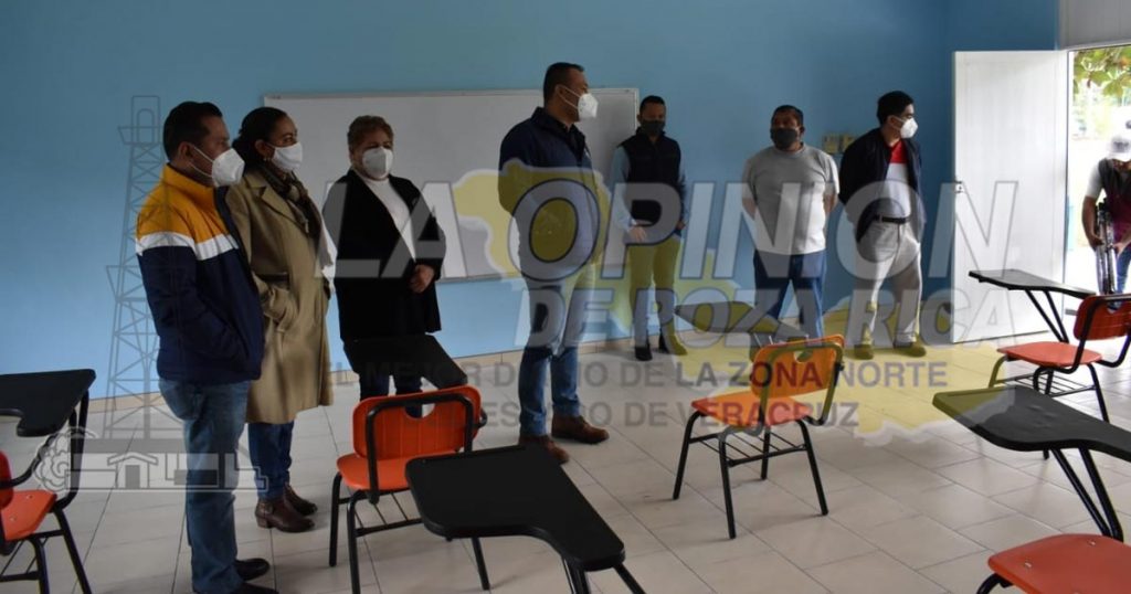 Más escuelas equipadas con mobiliario