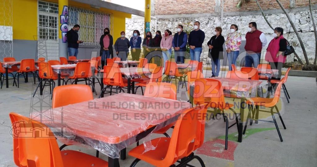Más escuelas equipadas con mobiliario