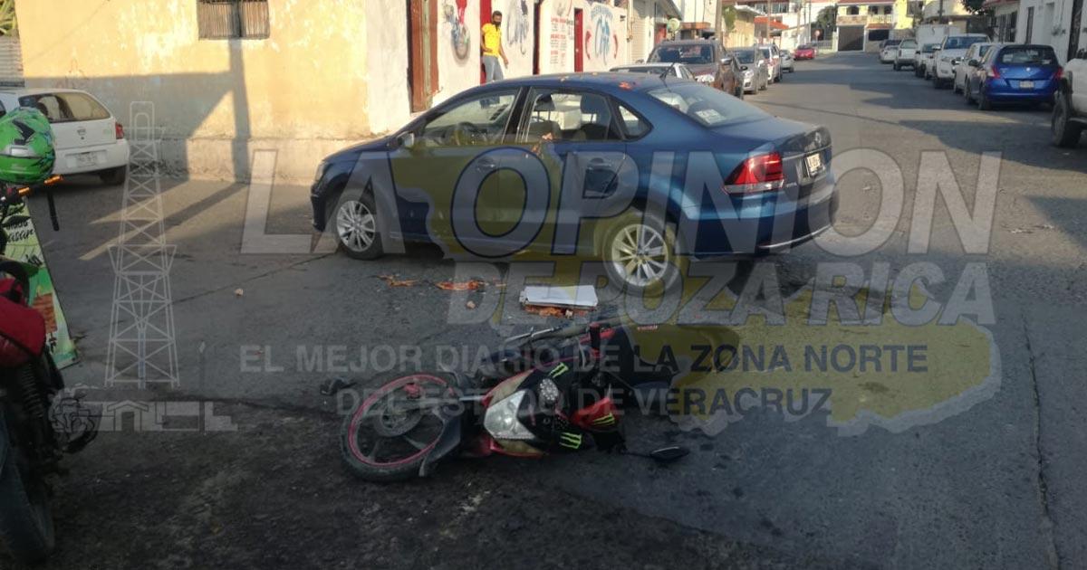 No hace alto total y choca