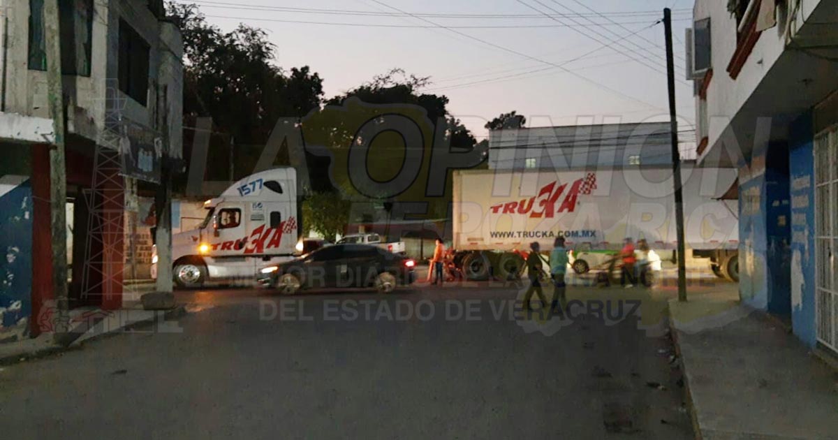 Tráiler sufre desperfecto y provoca caos vehicular