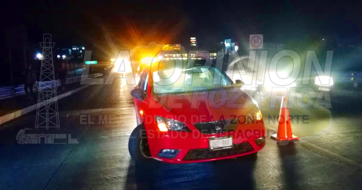 Sufre falla y choca con la banqueta