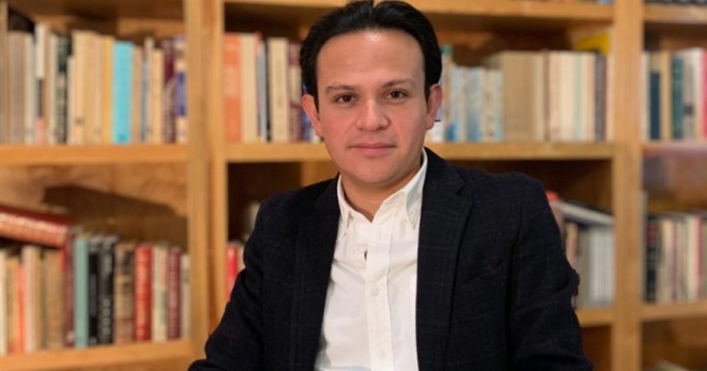 Mexicano gana premio en España con novela sobre el Arquitecto de Hitler